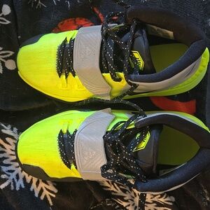 Kyrie 6 sz 6.5Y or 8 women